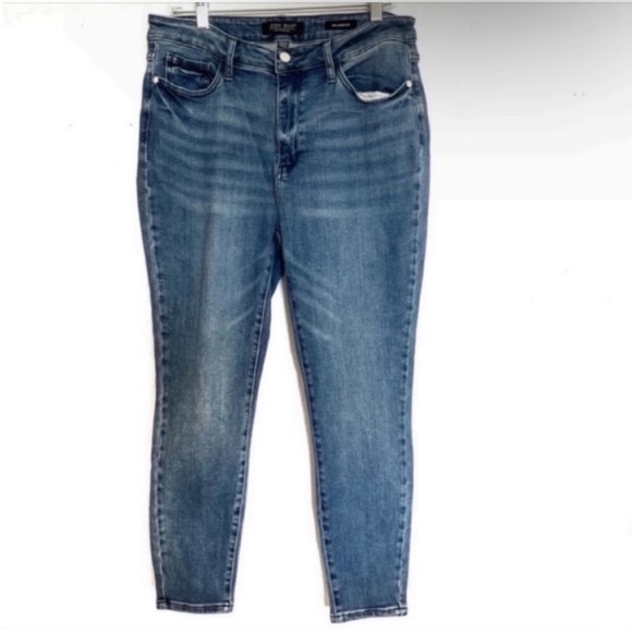 Judy Blue Denim - Judy Blue Relaxed Fit Jeans Size 15/32